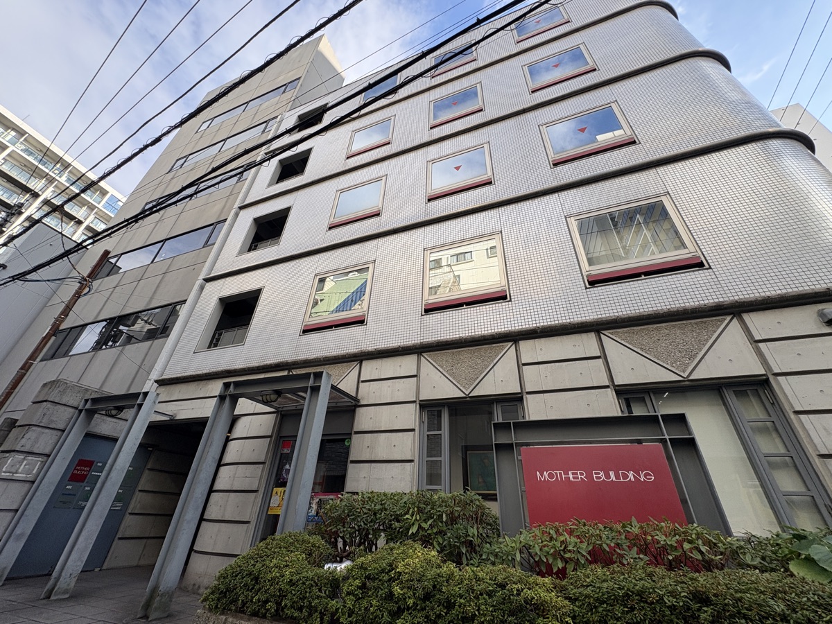 マザービルの外観（赤いMOTHER BUILDINGの看板が目印）